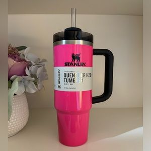 🎉LAST CHANCE🎉Stanley 30 oz. Quencher H2.0 FlowState Tumbler Electric‎ Pink